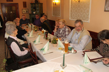Auch Gert Backhaus ist wieder unter uns, Gäste aus der Ferne nehmen auch an dem Schmaus teil!